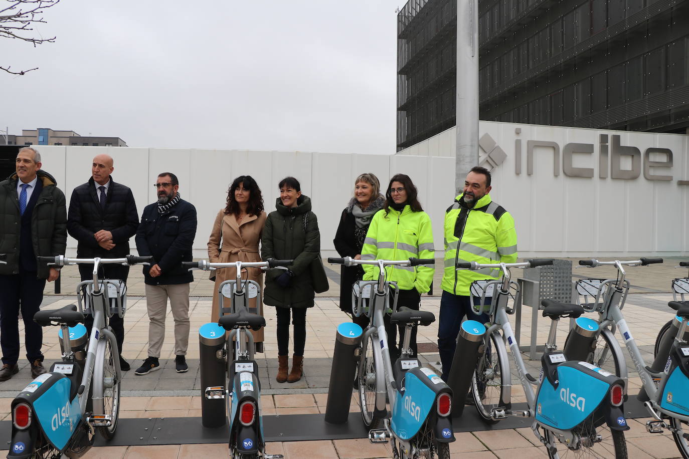 El alcalde de León, José Antonio Diez, junto con el concejal de Movilidad, Vicente Canuria, han presentado una nueva estacion de préstamo de bicicletas en el barrio de La Lastra, frente al edificio del Incibe.