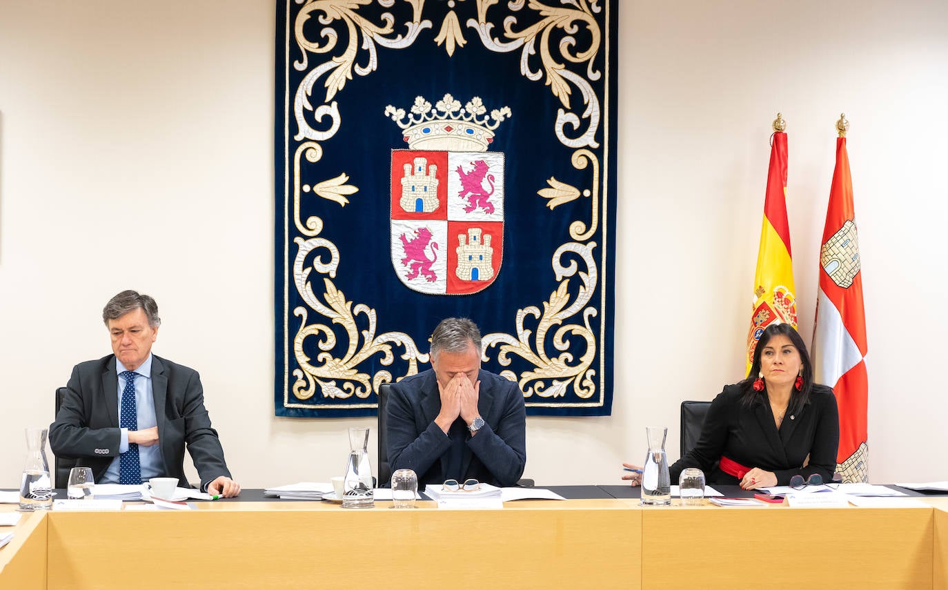Reunión de la Mesa de las Cortes de Castilla y León, presidida por el presidente de las Cortes, Carlos Pollán, el vicepresidente primero, Javier Vázquez, y la vicepresidenta segunda, Ana Sánchez