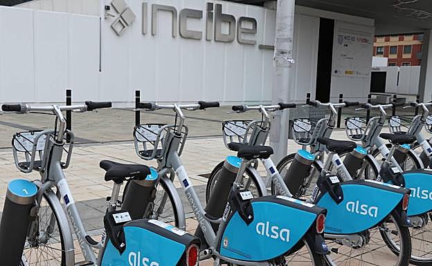 Presentacoón del nuevo punto de préstamo de bicicletas en el barrio de La Lastra.