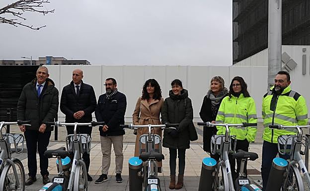 Galería. Presentación del nuevo punto de préstamo de bicicletas en el barrio de La Lastra.
