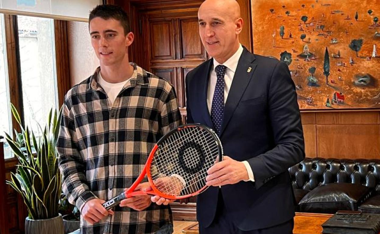 El alcalde de León recibe al leonés Álvaro Moreno, campeón del mundo de frontenis