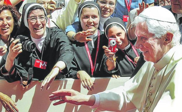 Imagen principal - 1. Saludando a los feligreses en 2021, en una de las tres visitas realizadas a Españas como Papa. | 2. De paso por las estribaciones del Mont Blanc en unas vacaciones de verano. | 3. Ratzinger, siendo cardenal en 1982, saluda en Munich a un grupo de montañeros bávaros, vestidos con un traje típico.