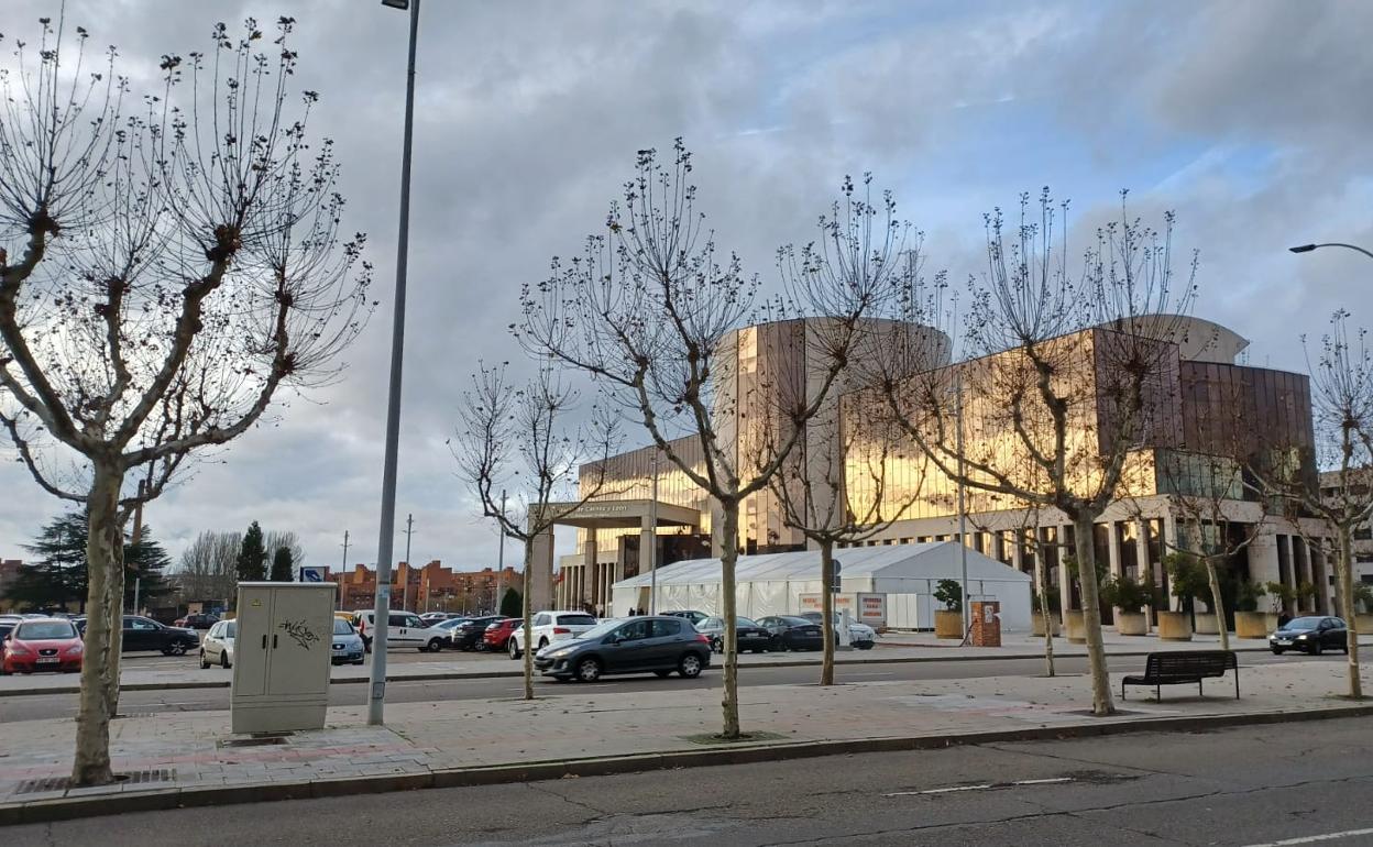 Aparcamiento de la Junta de Castilla y León, donde estos días se ubica la pista de hielo.