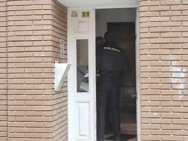 La Policía Nacional registra durante tres horas la vivienda del acusado de matar a su madre en el barrio de San Esteban. El detenido, que ha estado presente en el registro policial, reconoce la mala relación con su progenitora pero no confiesa la autoría. La Policía Judicial agota los plazos legales y suma evidencias para llevar ante el juez del caso. 