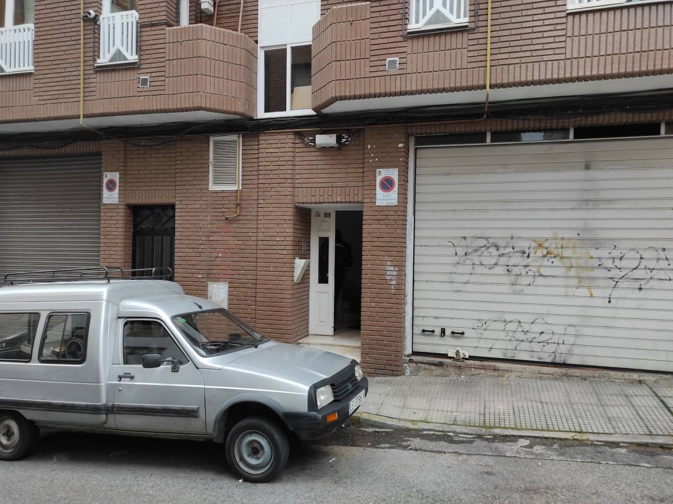 La Policía Nacional registra durante tres horas la vivienda del acusado de matar a su madre en el barrio de San Esteban. El detenido, que ha estado presente en el registro policial, reconoce la mala relación con su progenitora pero no confiesa la autoría. La Policía Judicial agota los plazos legales y suma evidencias para llevar ante el juez del caso. 