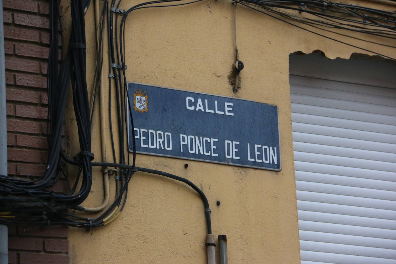 La Policía Nacional registra durante tres horas la vivienda del acusado de matar a su madre en el barrio de San Esteban. El detenido, que ha estado presente en el registro policial, reconoce la mala relación con su progenitora pero no confiesa la autoría. La Policía Judicial agota los plazos legales y suma evidencias para llevar ante el juez del caso. 