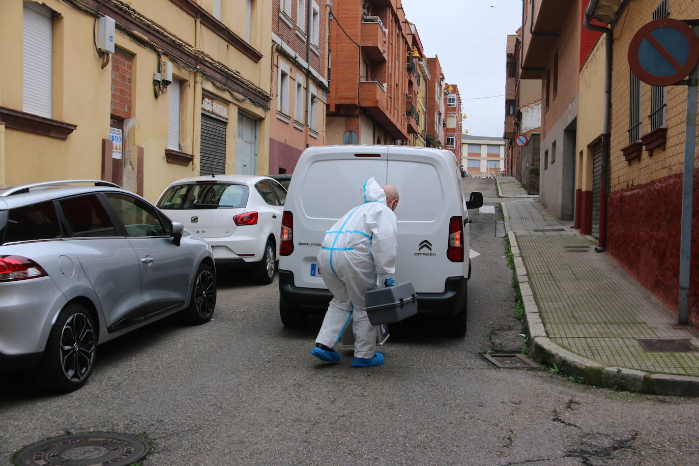 La Policía Nacional registra durante tres horas la vivienda del acusado de matar a su madre en el barrio de San Esteban. El detenido, que ha estado presente en el registro policial, reconoce la mala relación con su progenitora pero no confiesa la autoría. La Policía Judicial agota los plazos legales y suma evidencias para llevar ante el juez del caso. 