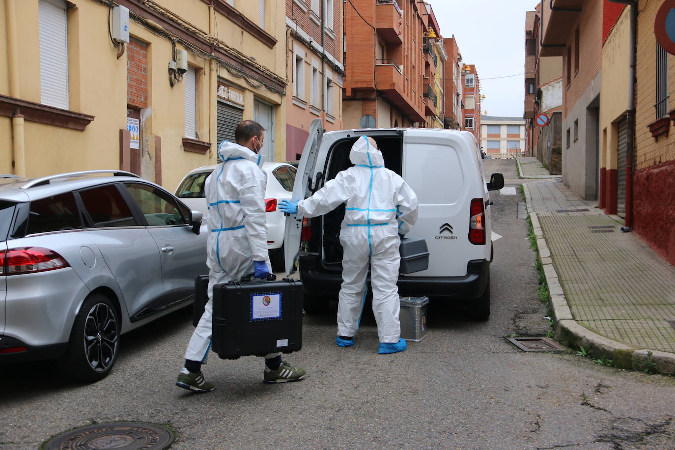 La Policía Nacional registra durante tres horas la vivienda del acusado de matar a su madre en el barrio de San Esteban. El detenido, que ha estado presente en el registro policial, reconoce la mala relación con su progenitora pero no confiesa la autoría. La Policía Judicial agota los plazos legales y suma evidencias para llevar ante el juez del caso. 