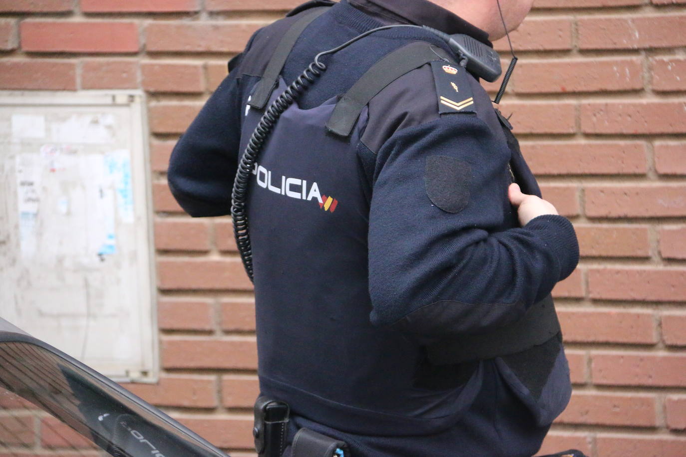 La Policía Nacional registra durante tres horas la vivienda del acusado de matar a su madre en el barrio de San Esteban. El detenido, que ha estado presente en el registro policial, reconoce la mala relación con su progenitora pero no confiesa la autoría. La Policía Judicial agota los plazos legales y suma evidencias para llevar ante el juez del caso. 