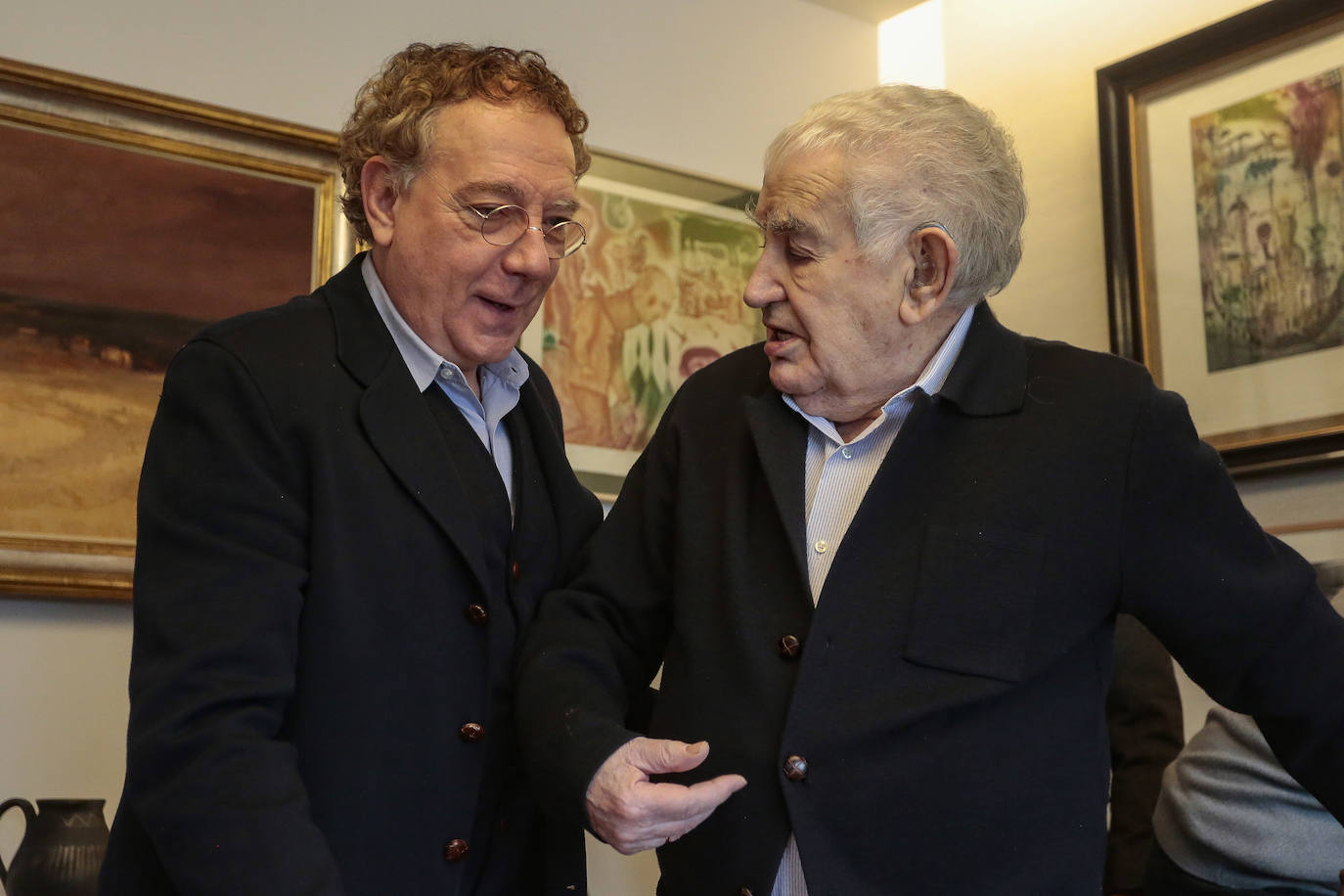 Los poetas Antonio Gamoneda y Juan Carlos Mestre y el director-gerente de la Fundación Antonio Pereira, Joaquín Otero Pereira, presentan el Premio Internacional de Poesía Centenario Antonio Pereira y la edición 'Todos los poemas y todos los cuentos' de Antonio Pereira, editada por Siruela con motivo del centenario del autor