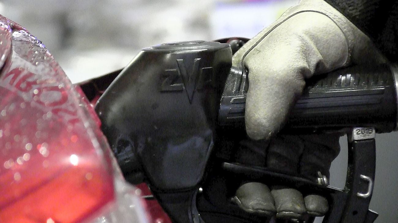 Las gasolineras de León registran un incremento del 60% en la demanda de combustible. Los conductores aprovechan los últimos días de precios bonificados para llenar los depósitos de sus vehículos. Las empresas de suministro de combustible para comunidades acumulan retrasos en las entregas de hasta cuatro días. 