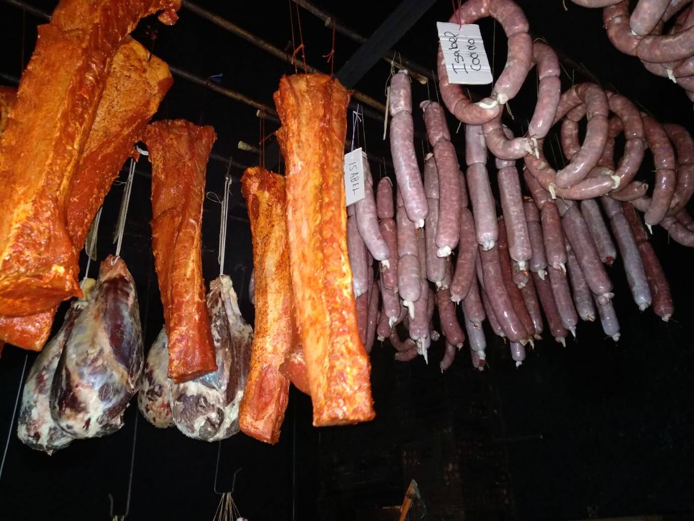 Una familia de Veguellina de Órbigo realiza la tradicional matanza.