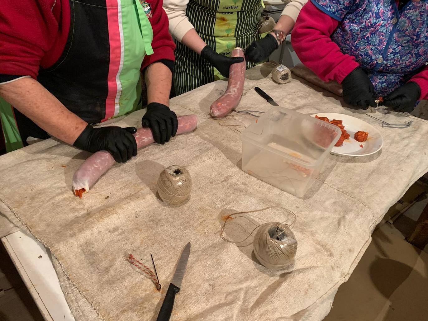 Una familia de Veguellina de Órbigo realiza la tradicional matanza.