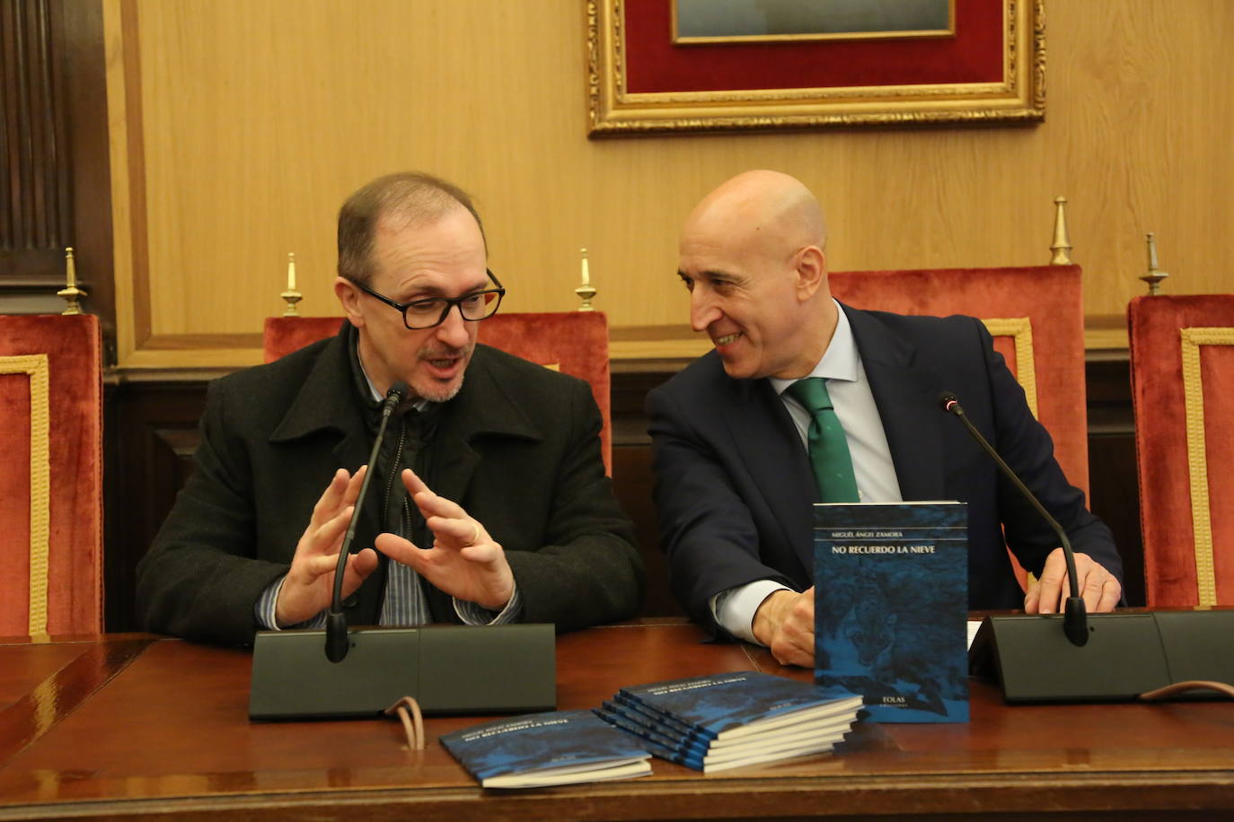 Acto de entrega del premio de poesía González de Lama a Miguel Ángel Zamora.