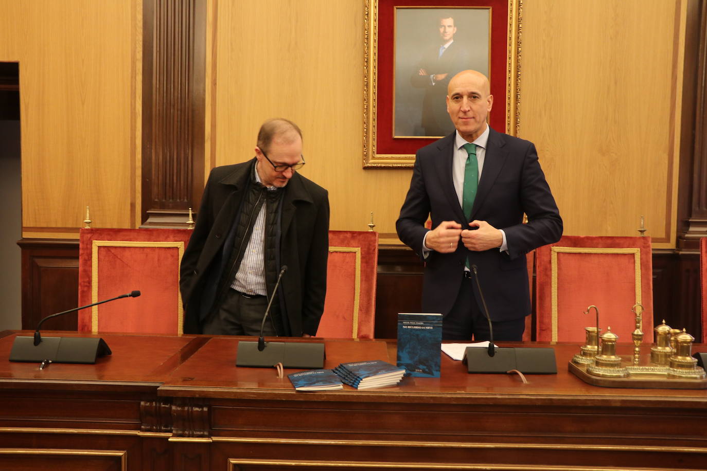 Acto de entrega del premio de poesía González de Lama a Miguel Ángel Zamora.