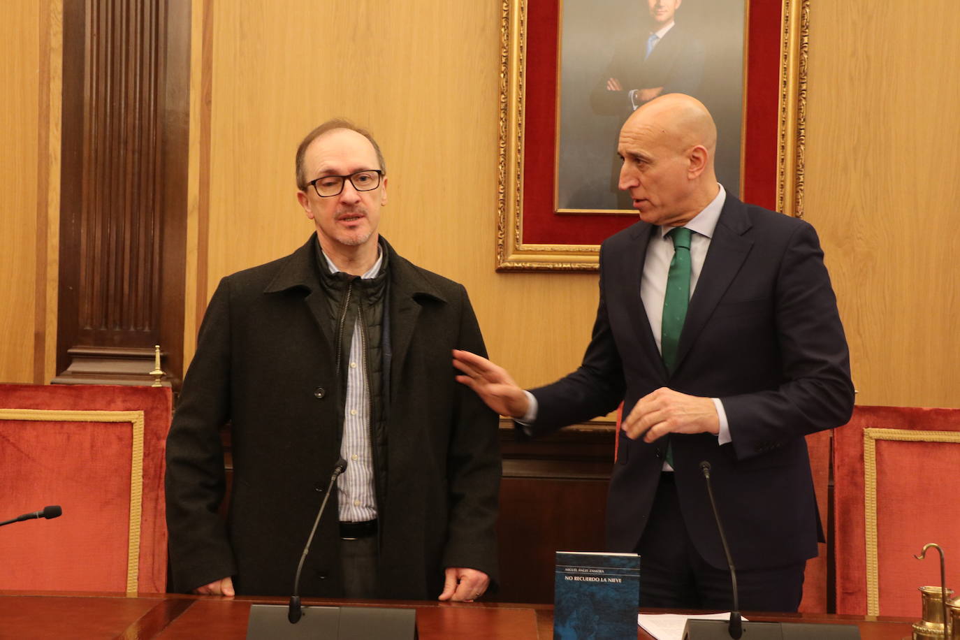 Acto de entrega del premio de poesía González de Lama a Miguel Ángel Zamora.