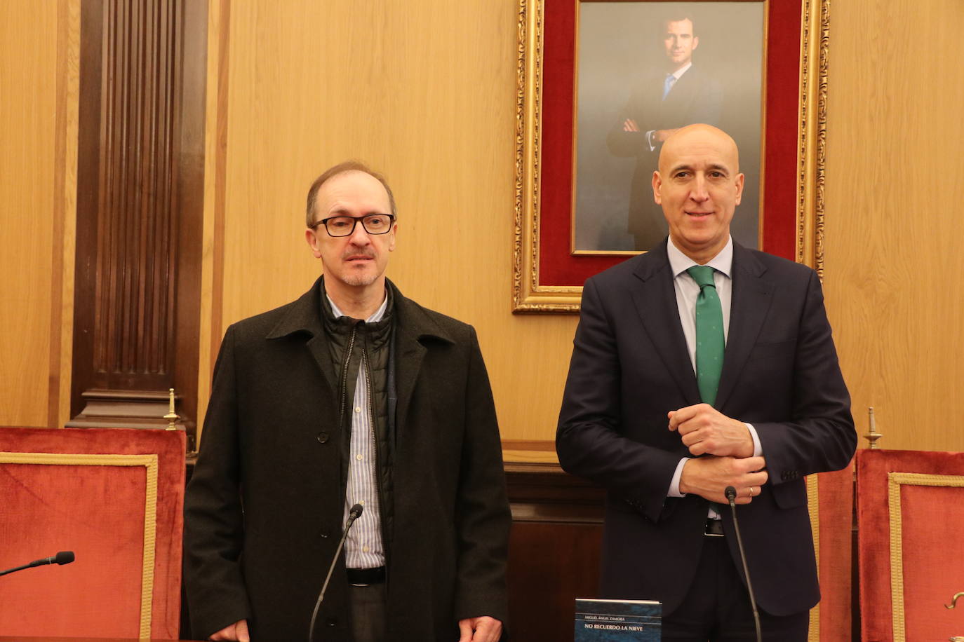 Acto de entrega del premio de poesía González de Lama a Miguel Ángel Zamora.