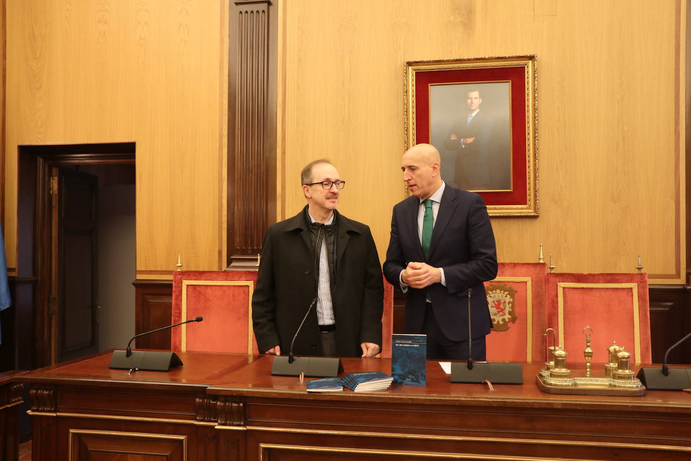 Acto de entrega del premio de poesía González de Lama a Miguel Ángel Zamora.