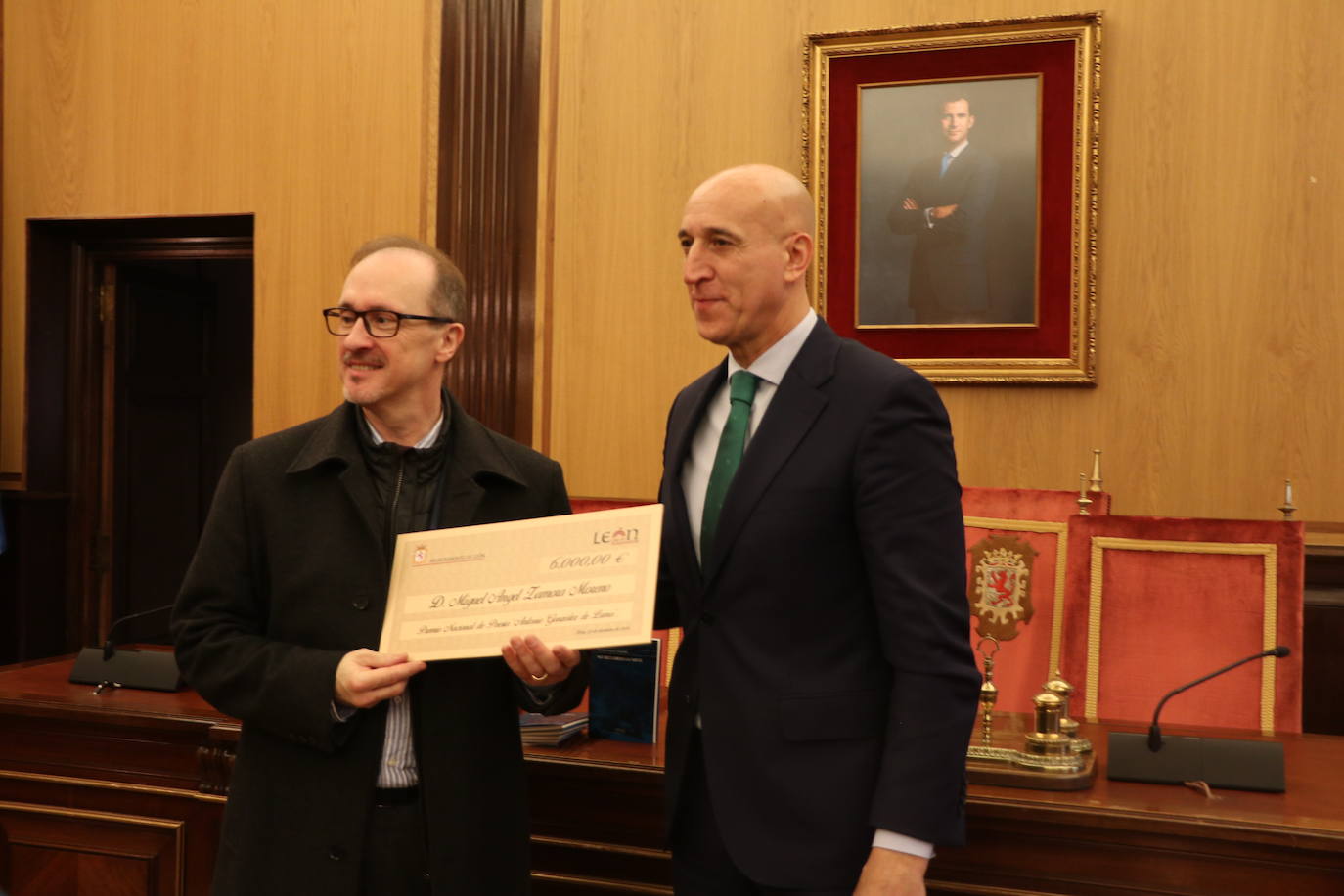 Acto de entrega del premio de poesía González de Lama a Miguel Ángel Zamora.