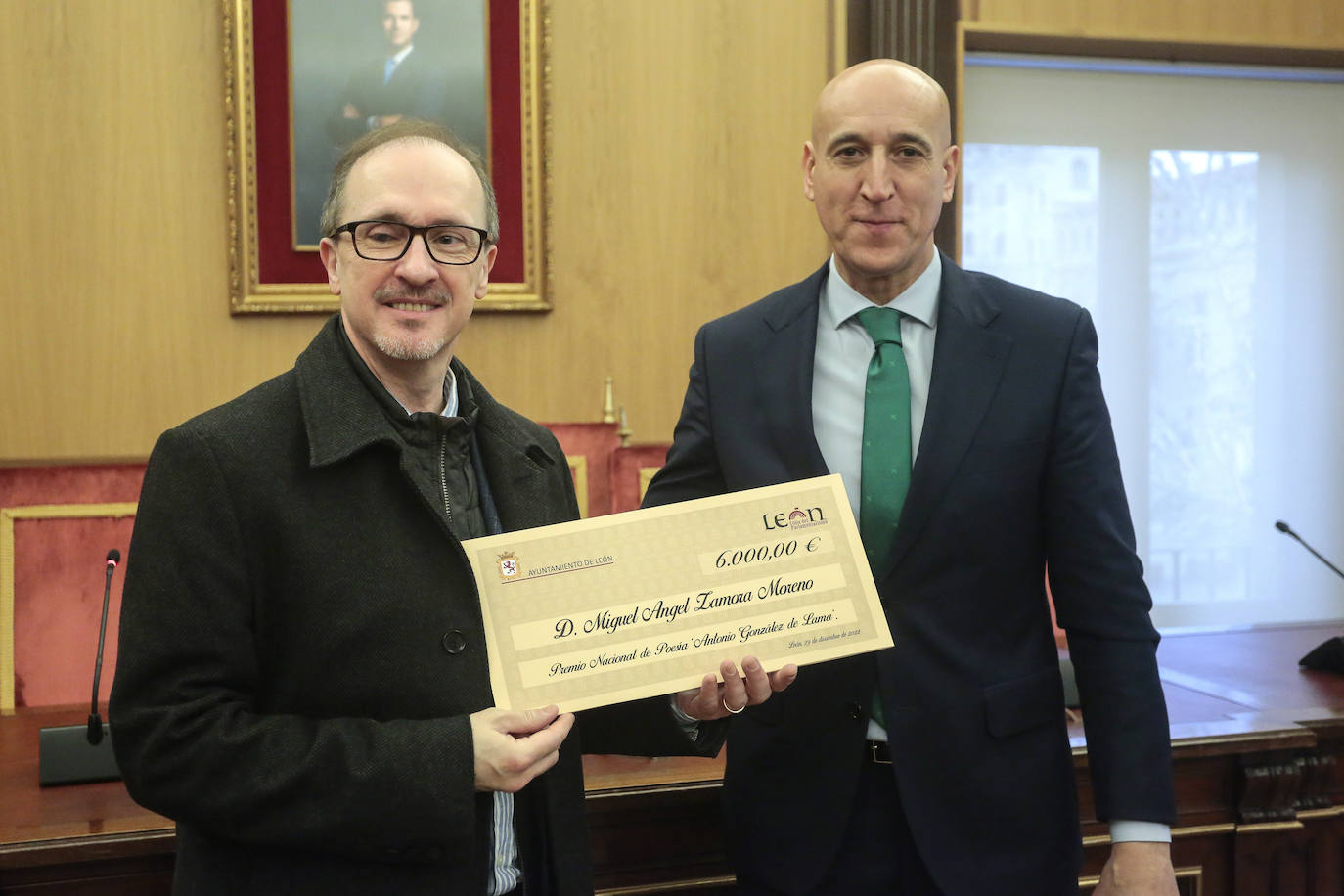 Acto de entrega del premio de poesía González de Lama a Miguel Ángel Zamora.