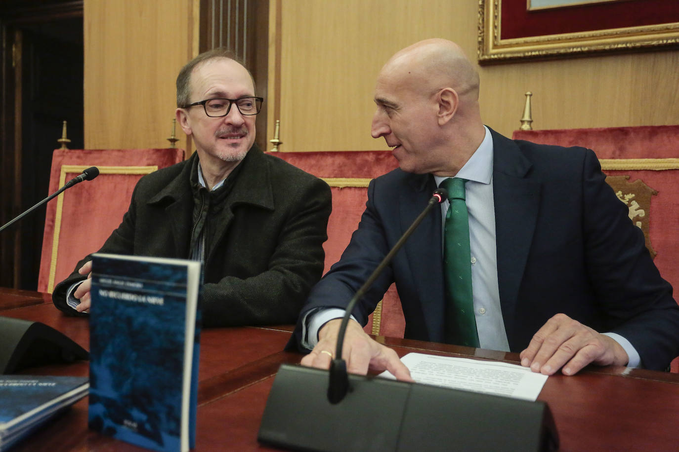 Acto de entrega del premio de poesía González de Lama a Miguel Ángel Zamora.