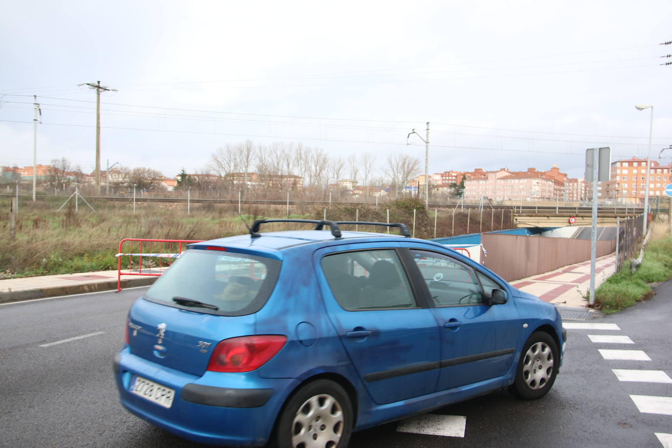 Un fallo en una bomba de agua propicia que el nivel freático suba y anegue este paso subterráneo de San Andrés del Rabanedo