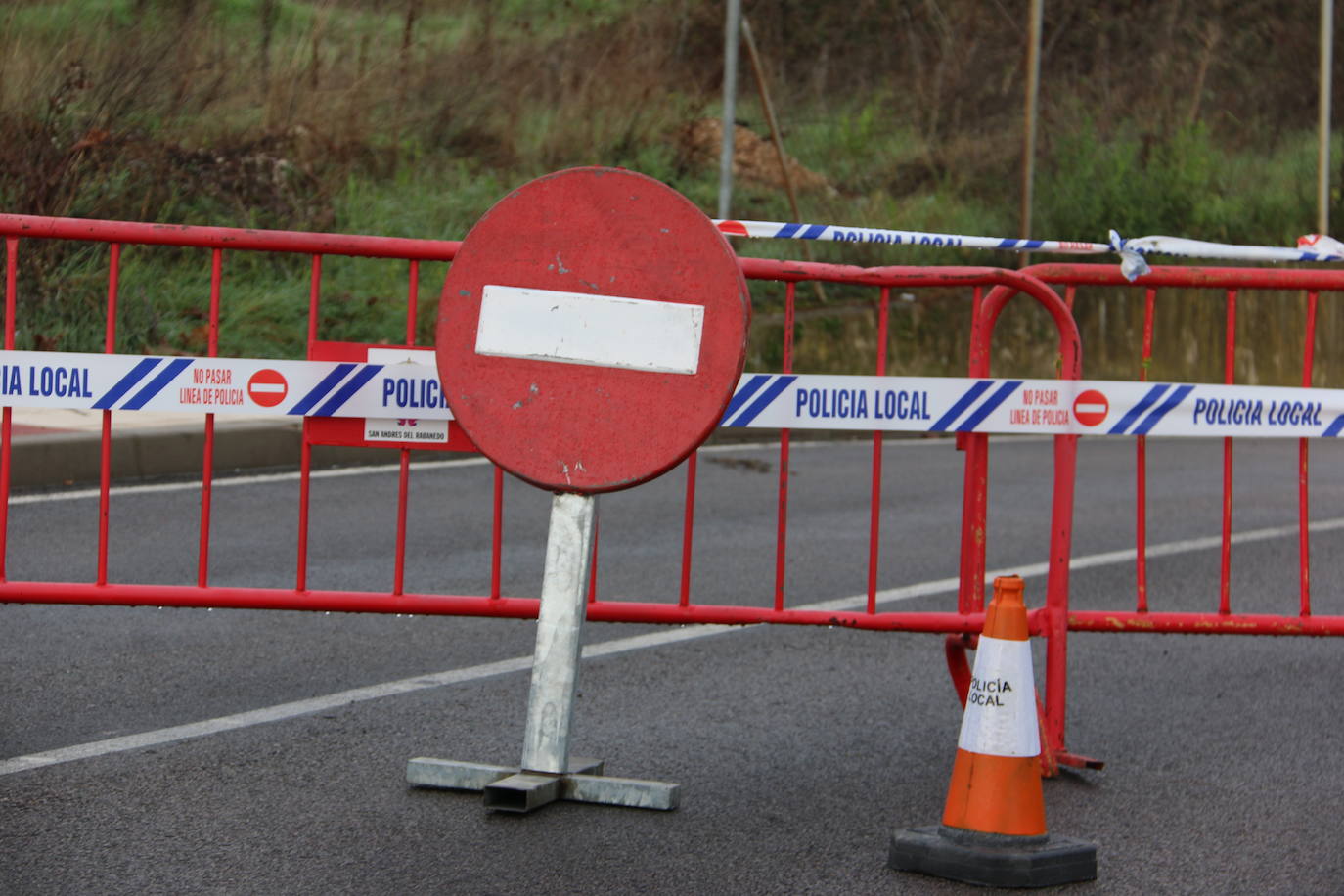 Un fallo en una bomba de agua propicia que el nivel freático suba y anegue este paso subterráneo de San Andrés del Rabanedo