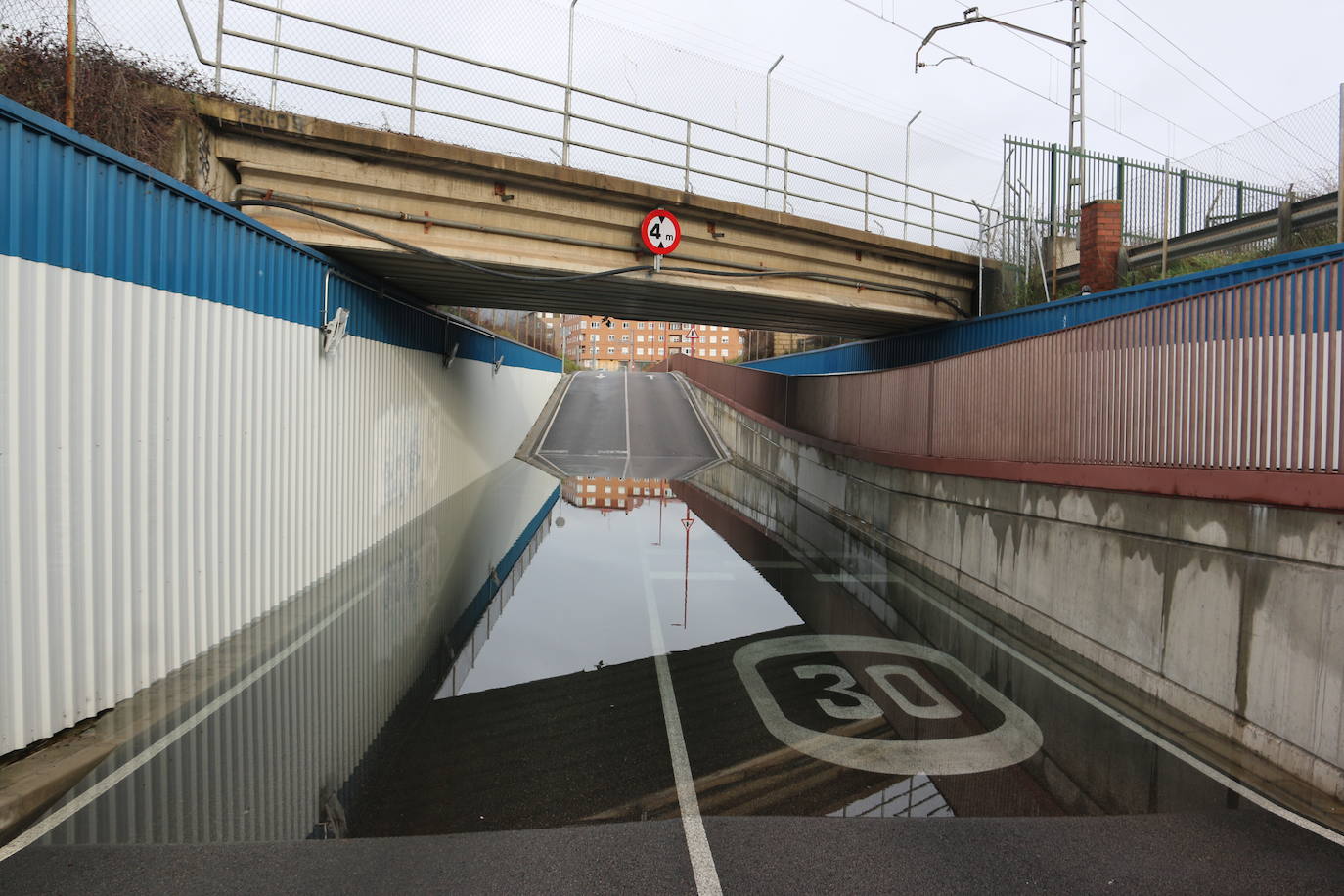 Un fallo en una bomba de agua propicia que el nivel freático suba y anegue este paso subterráneo de San Andrés del Rabanedo