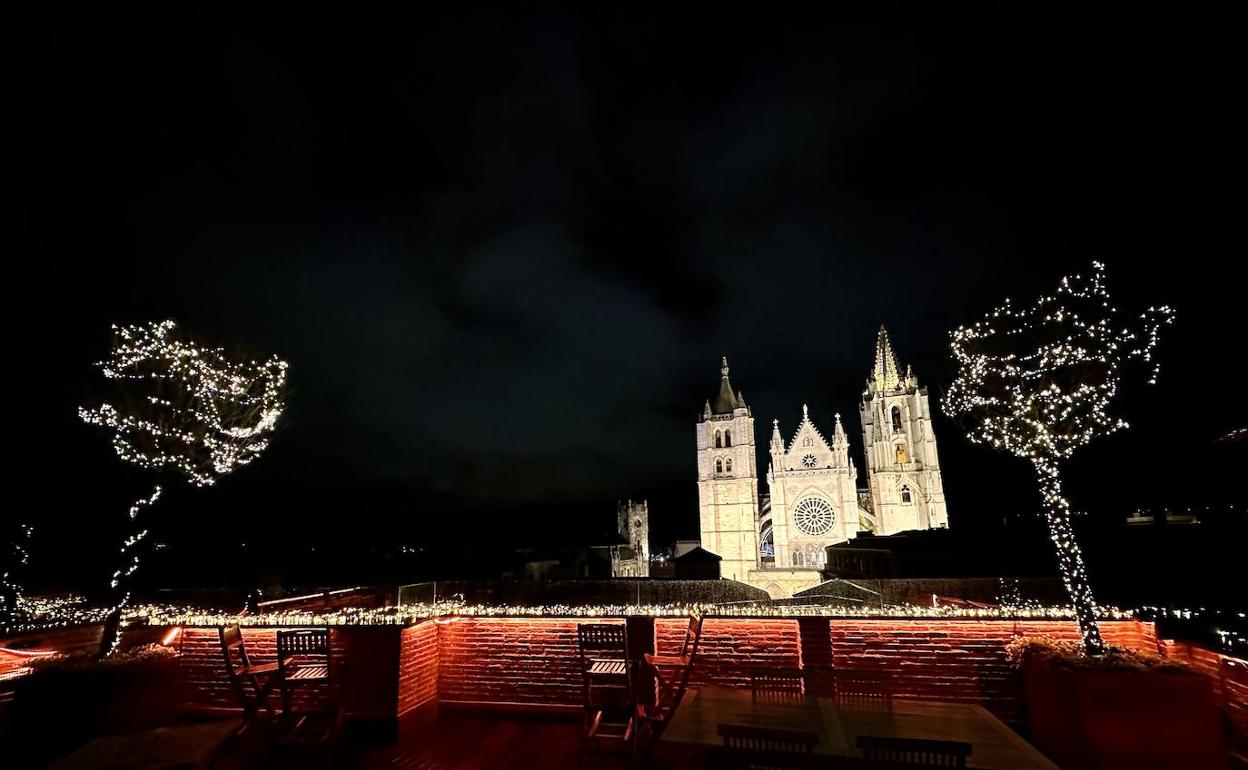 La Catedral de León, una noche de diciembre desde el terrazón del Hotel Camarote.