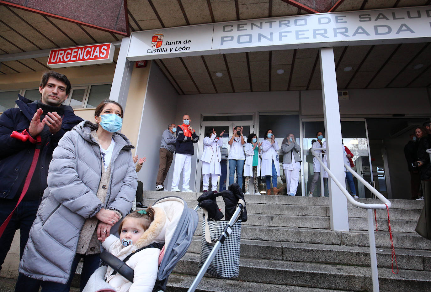 Concentración contra el cierre de la urgencias de pediatría en el centro de salud de Pico Tuerto de Ponferrada