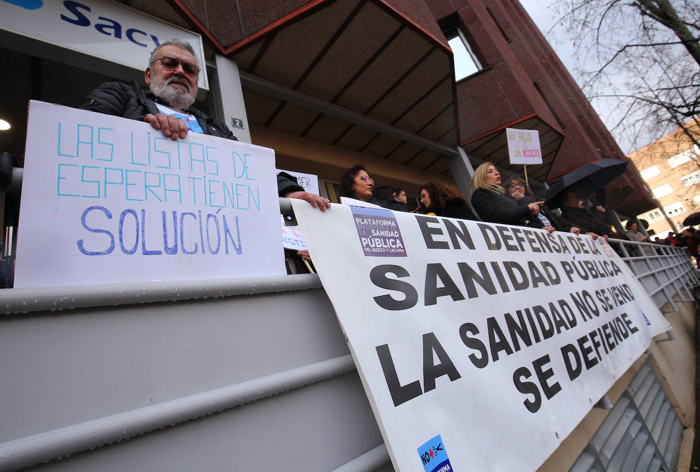 Concentración contra el cierre de la urgencias de pediatría en el centro de salud de Pico Tuerto de Ponferrada