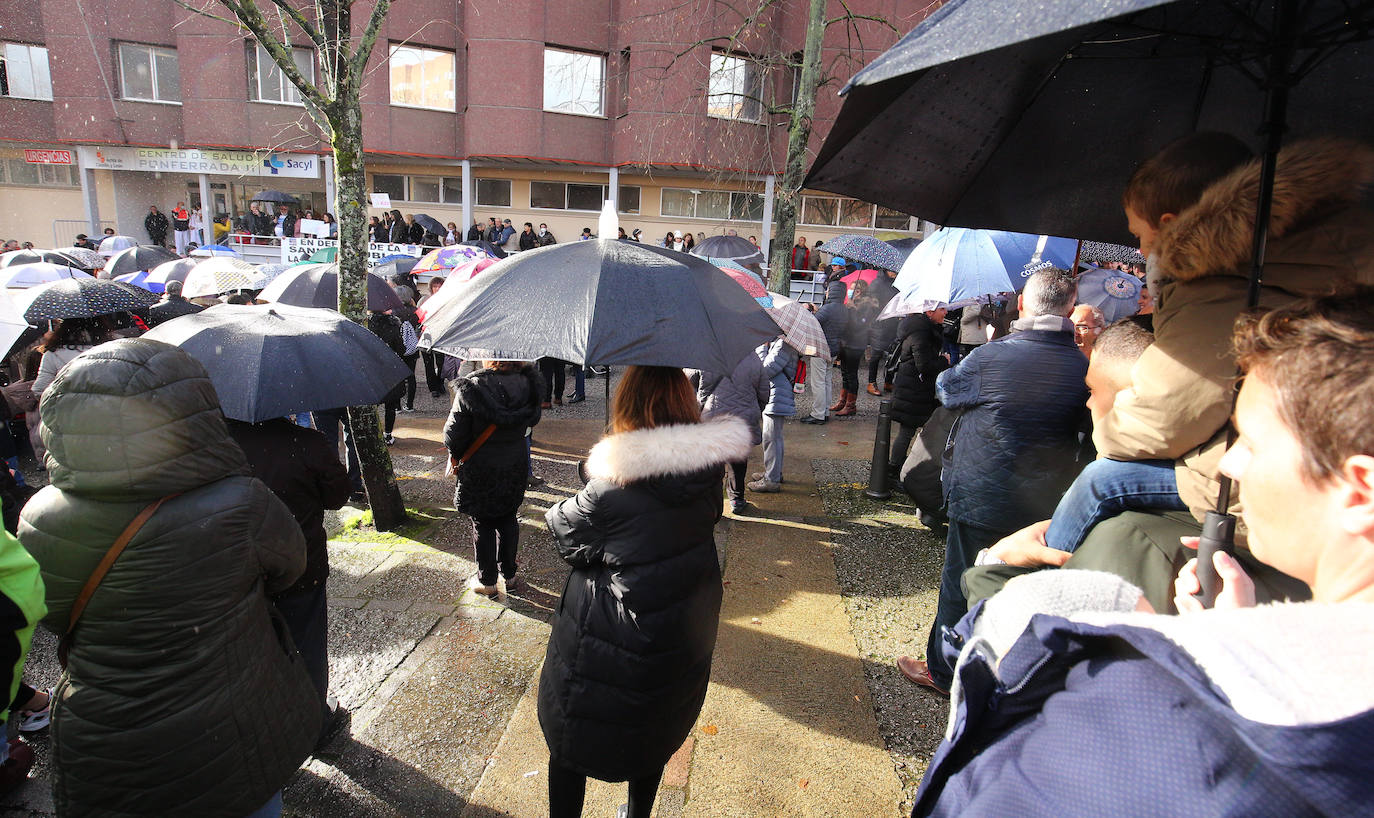 Concentración contra el cierre de la urgencias de pediatría en el centro de salud de Pico Tuerto de Ponferrada