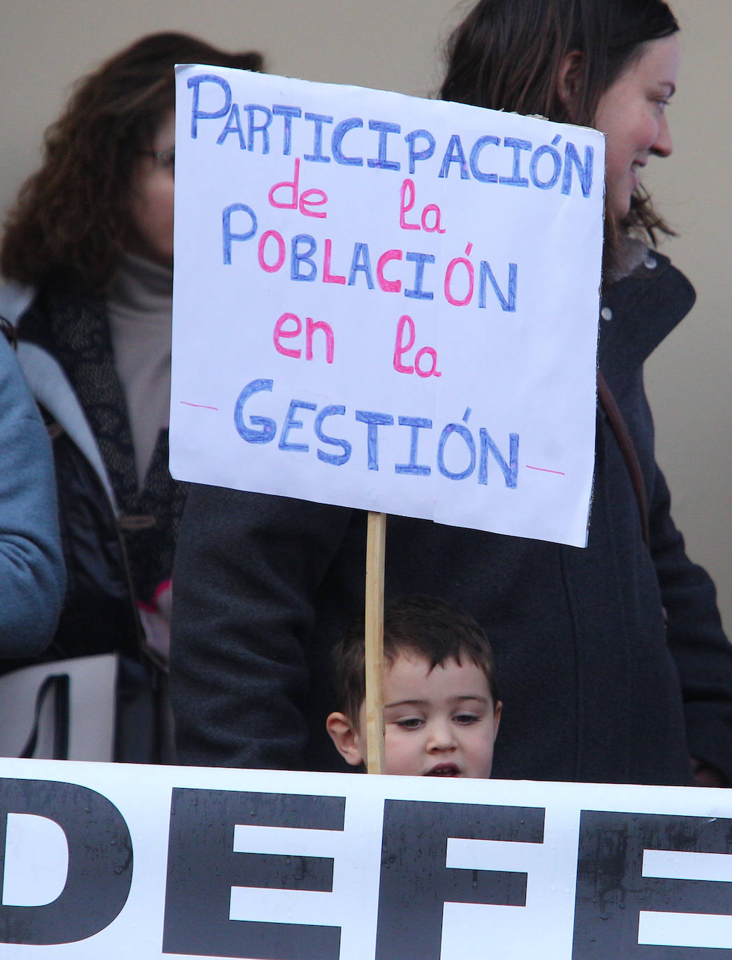 Concentración contra el cierre de la urgencias de pediatría en el centro de salud de Pico Tuerto de Ponferrada