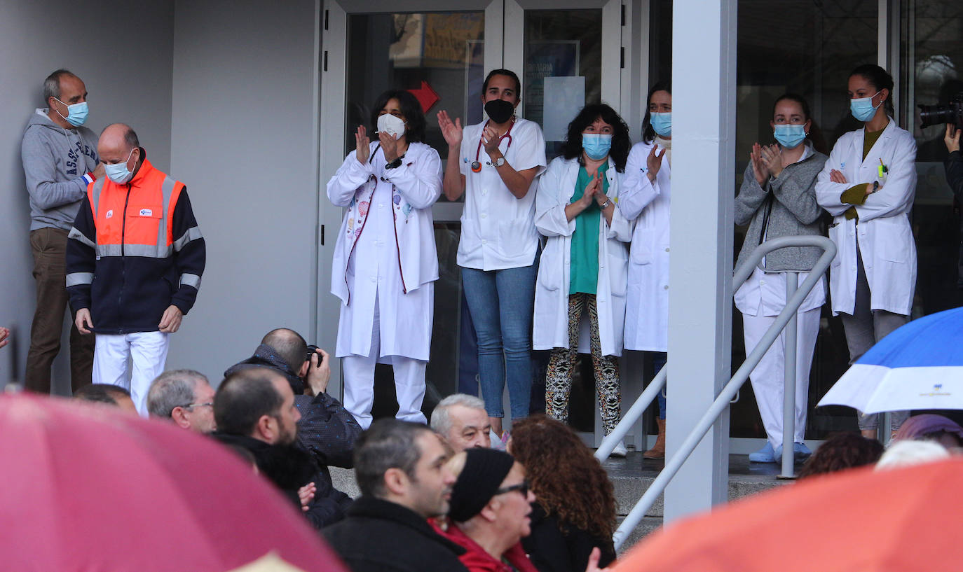 Concentración contra el cierre de la urgencias de pediatría en el centro de salud de Pico Tuerto de Ponferrada