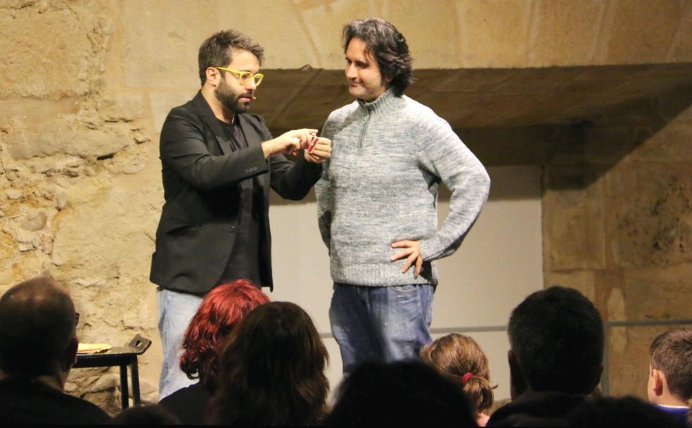 El mago Pere Rafart en un momento del espéctaculo en el Palacio Conde de Luna de la capital leonesa.