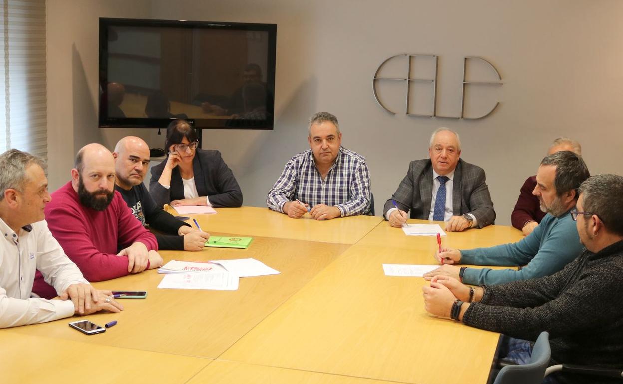 Un instante de la firma del acuerdo entre Fele y la sectorial de las panaderías en la provincia de León. 