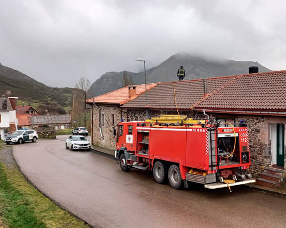 Efectivos de Bomberos de León acuden a sofocar un incendio en una vivienda en Isoba. 