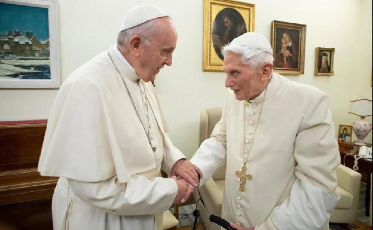 El papa Francisco y Benedicto XVI. 