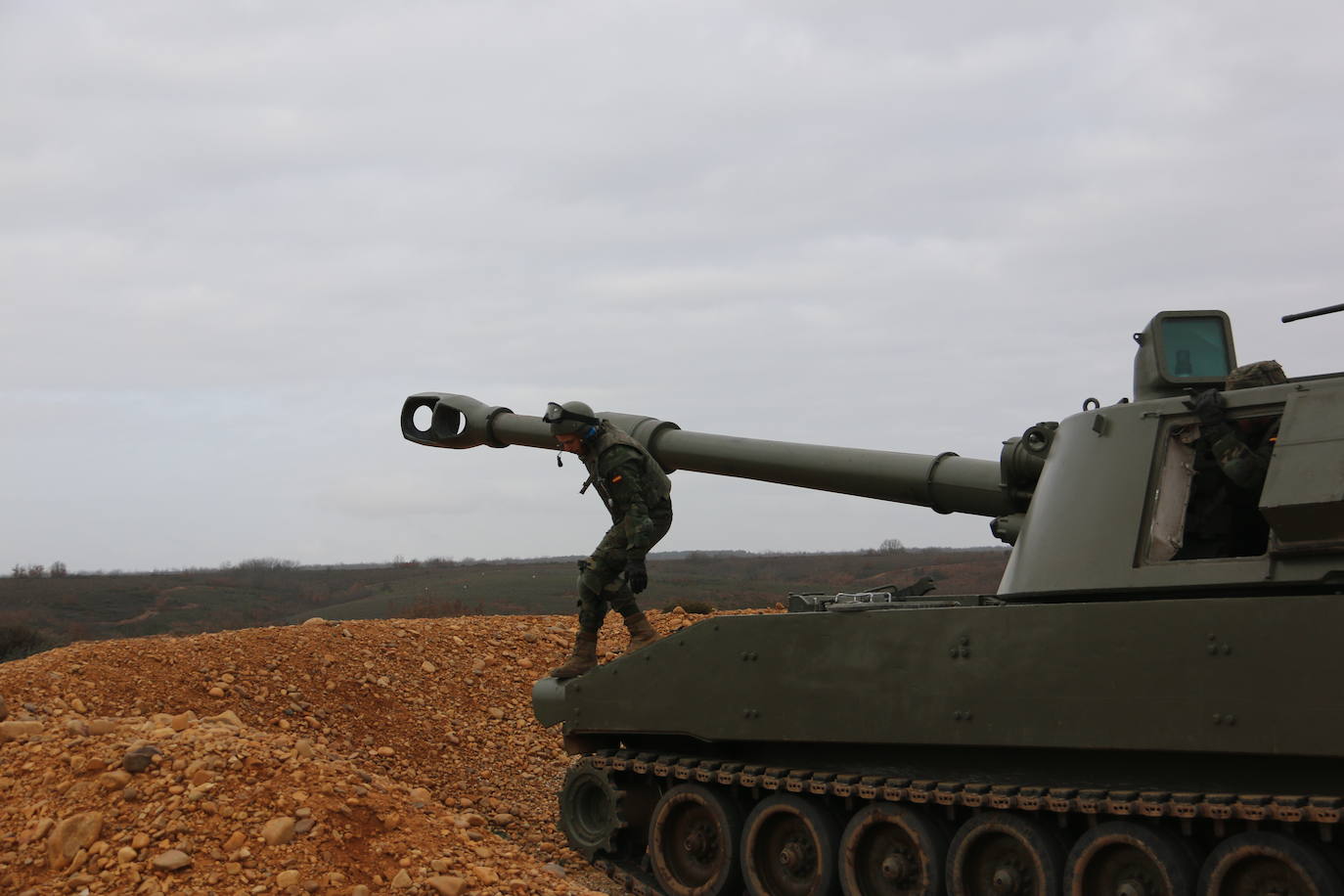 El Mando de Artillería realiza maniobras de fuego simulado en San Andrés del Rabanedo