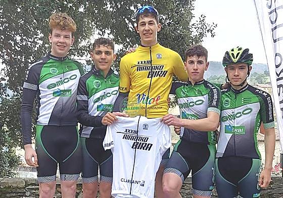 El ciclista del equipo bembibrense se llevó el triunfo en la carrera.