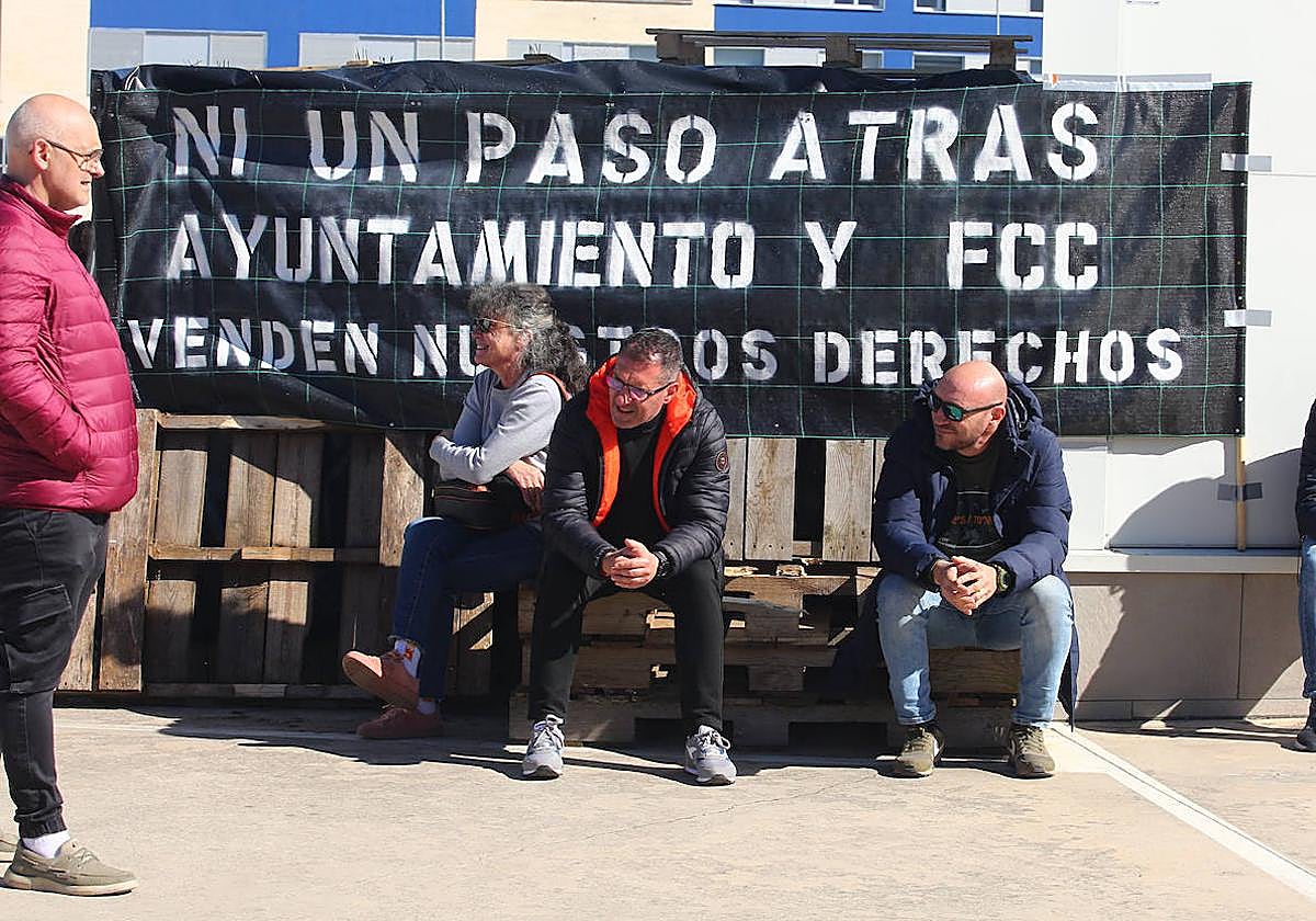 Trabajadores del servicio de limpieza a las puertas de la sede de la empresa en Ponferrada.