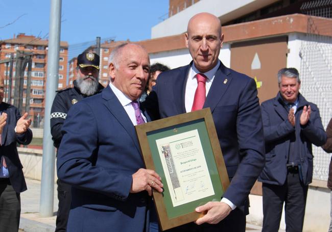 El presidente de los colegiados, Antonio Jarrín, entrega una placa al alcalde.