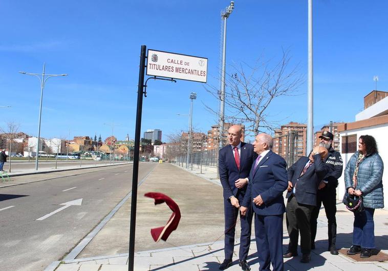 El alcalde de León y el presidente de los colegiados descubren la nueva placa.