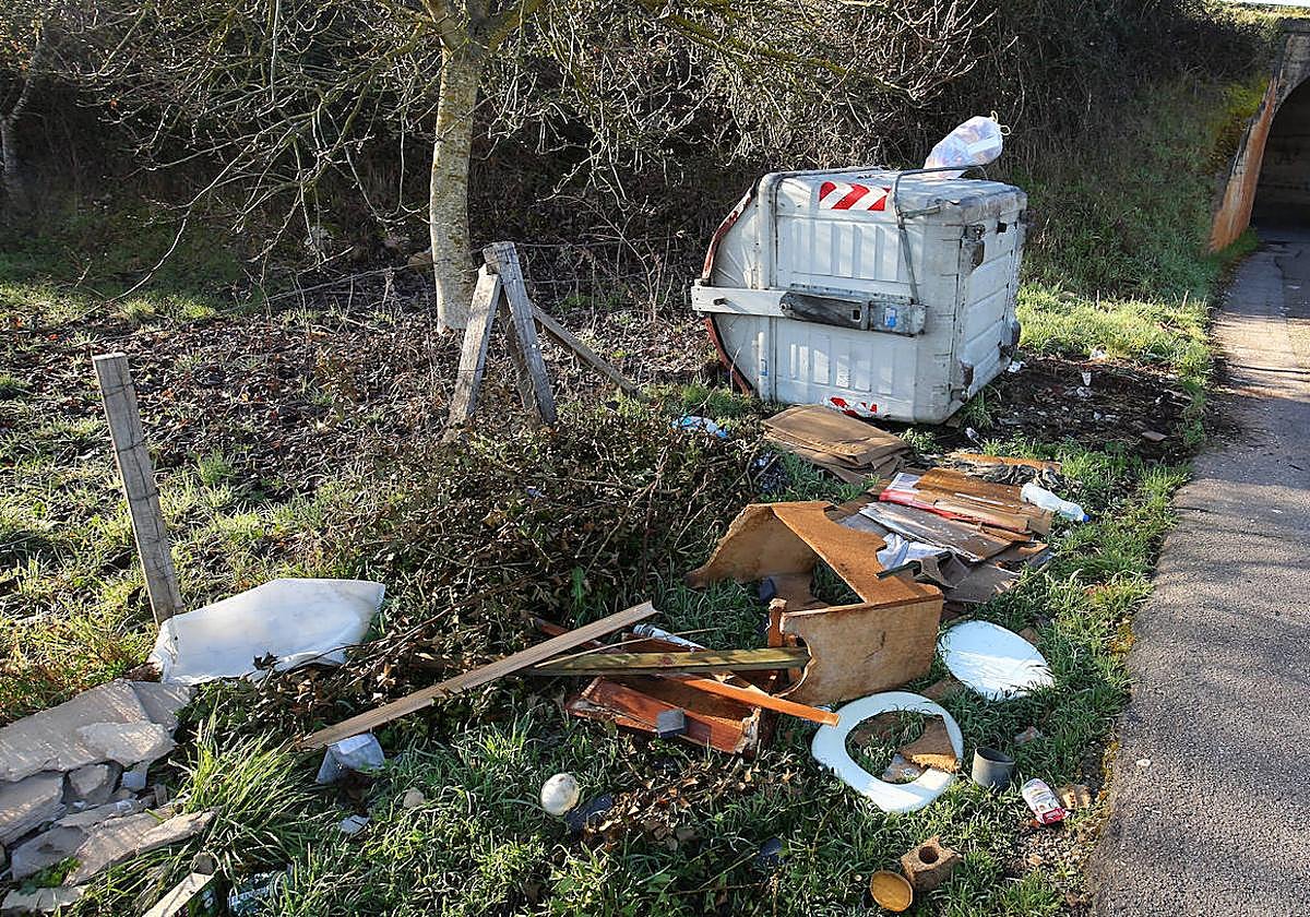 Contenedor volcado en Ponferrada con motivo de la huelga de basuras.
