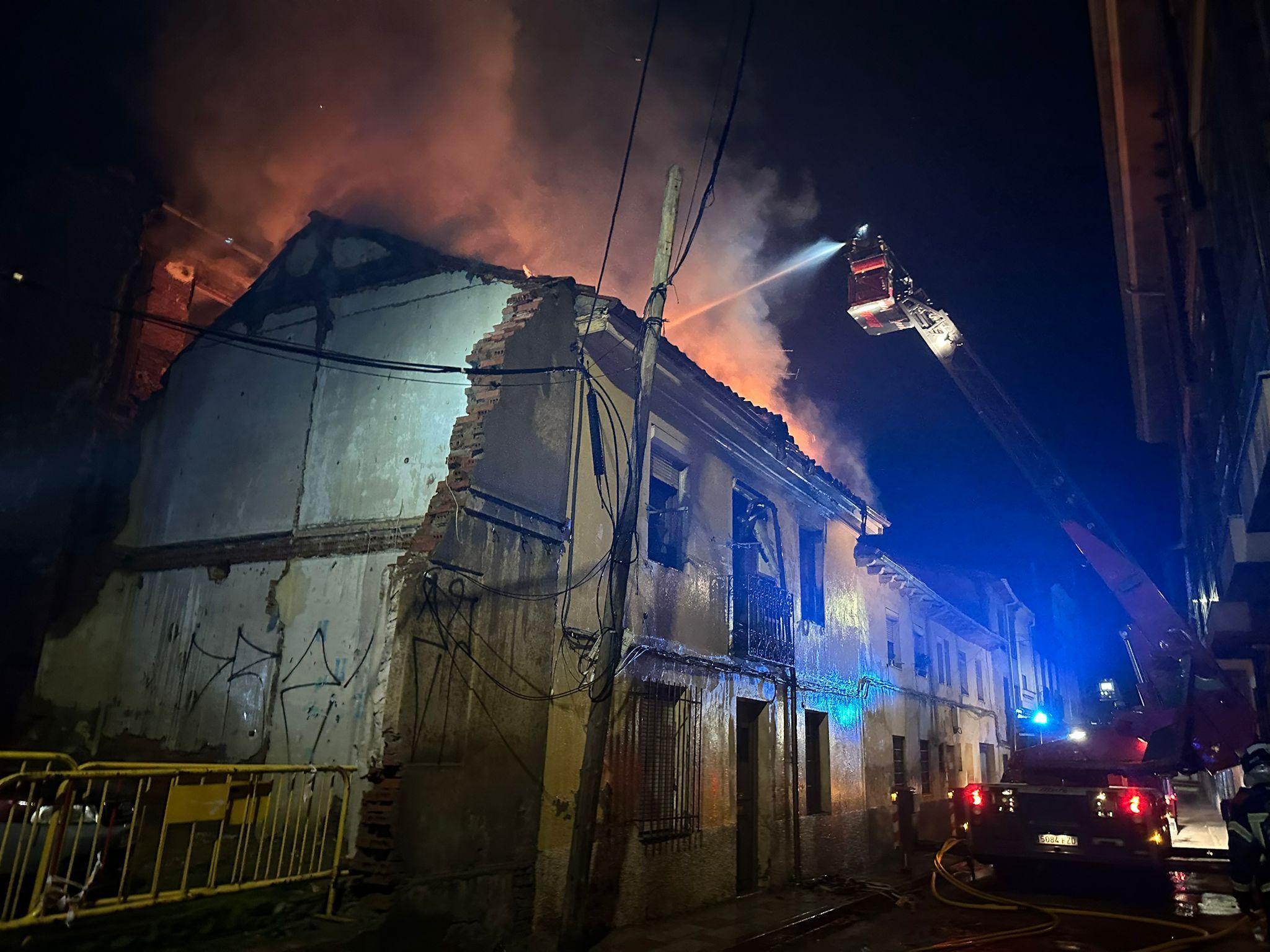 Incendio en una vivienda abandonada en la calle Alfonso el Justiciero de León