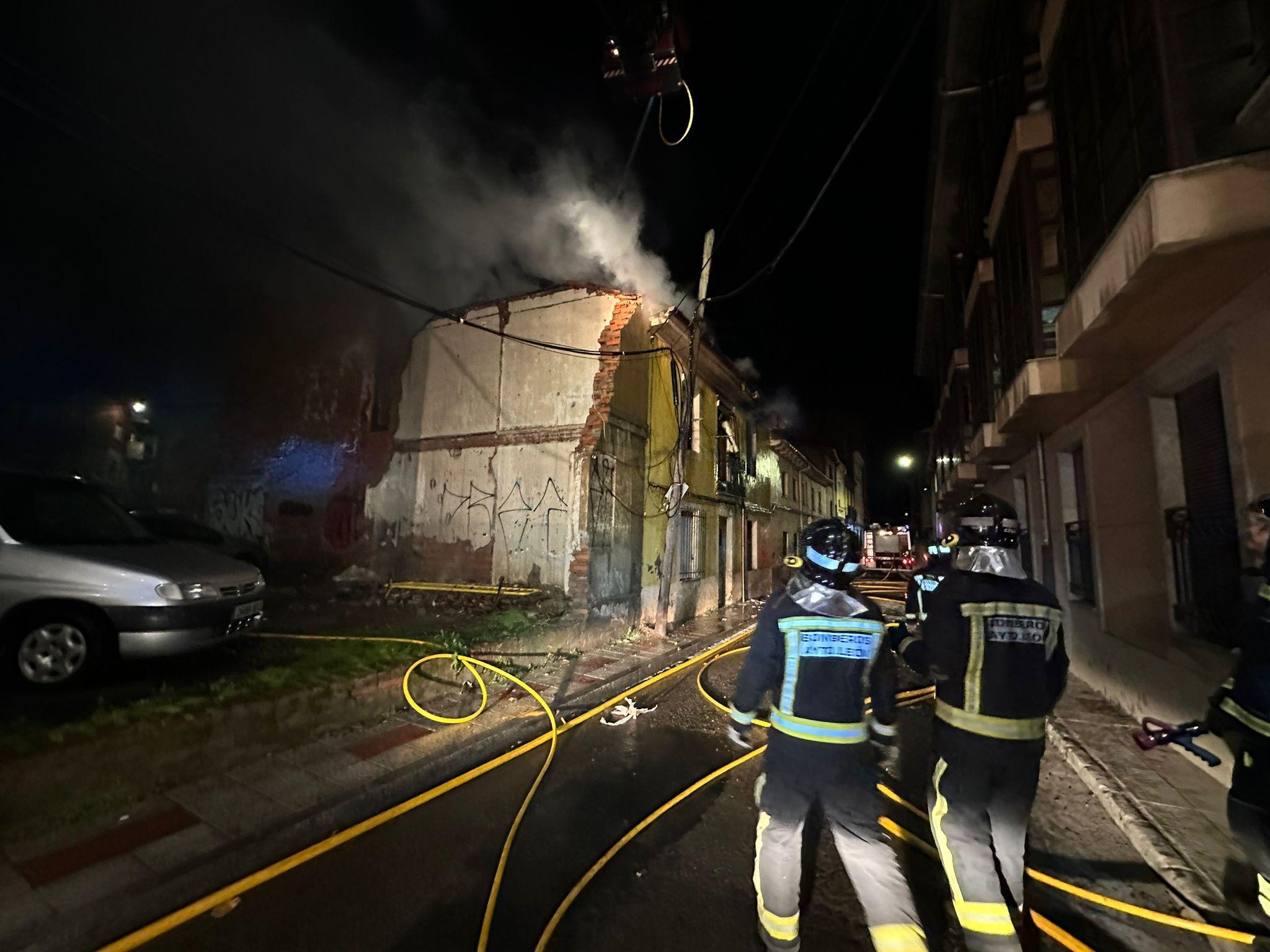 Incendio en una vivienda abandonada en la calle Alfonso el Justiciero de León
