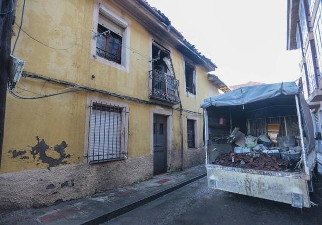 Los bomberos de León intervienen en el incendio de la vivienda.