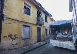 A primera hora de este miércoles los bobmeros intervenían para apagar las llamas en una vivienda cercana al Arco de la Cárcel