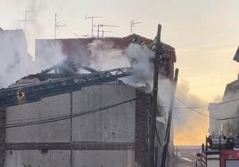 Efectivos de Bomberos León interviniendo a primera hora de este miércoles en el incendio declaracdo en la calle Fernando I.