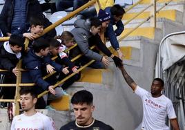 Andy Kawaya saluda a aficionados de la Cultural a ala salida del túnel de vestuarios en el partido Cultural - Alcorcón.